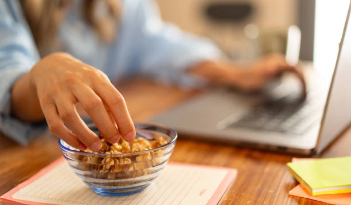 6 Cheap High Protein Foods For Every Office Desk